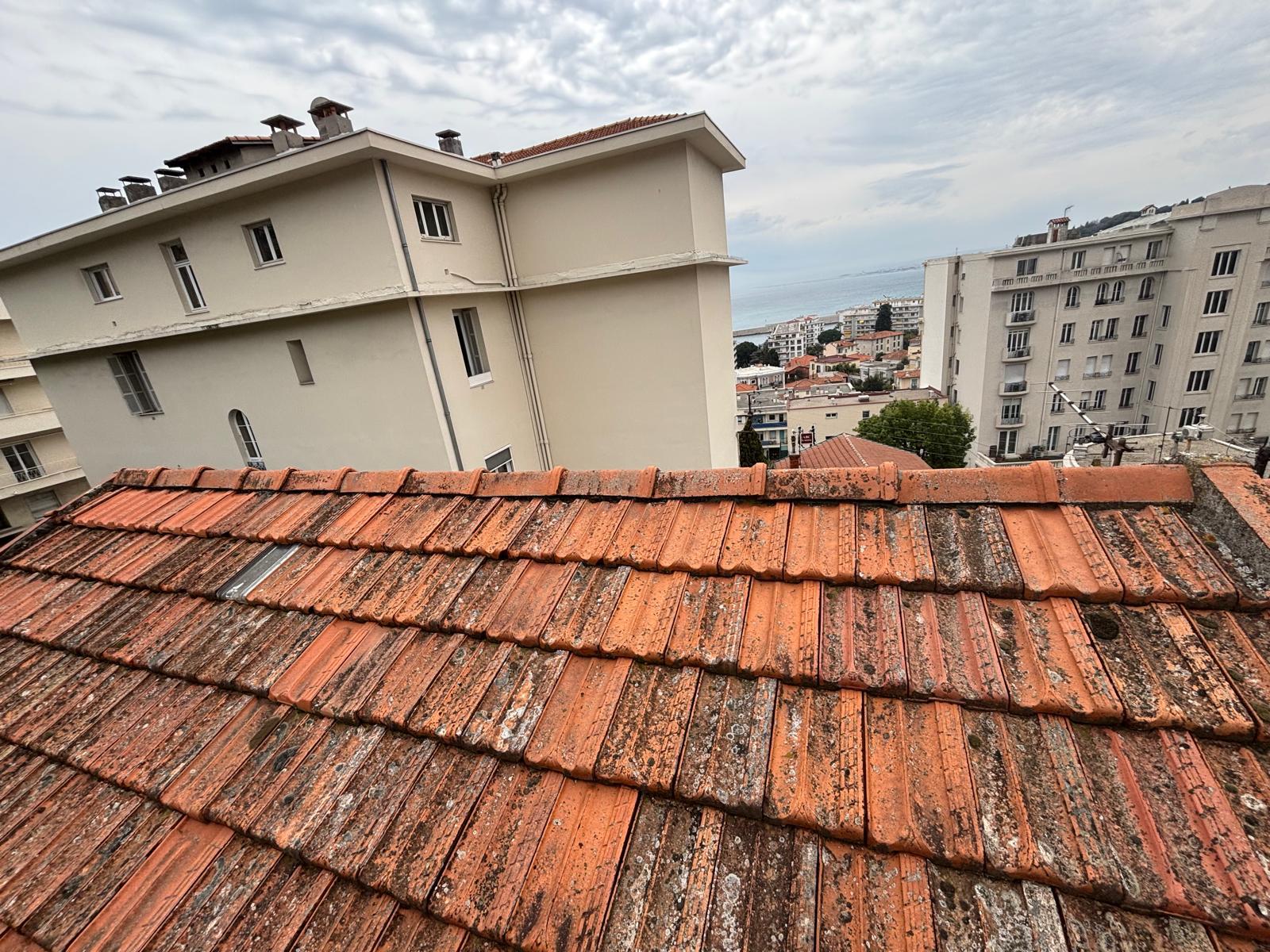 Avant d'une toiture que va rénover notre couvruer Antibes