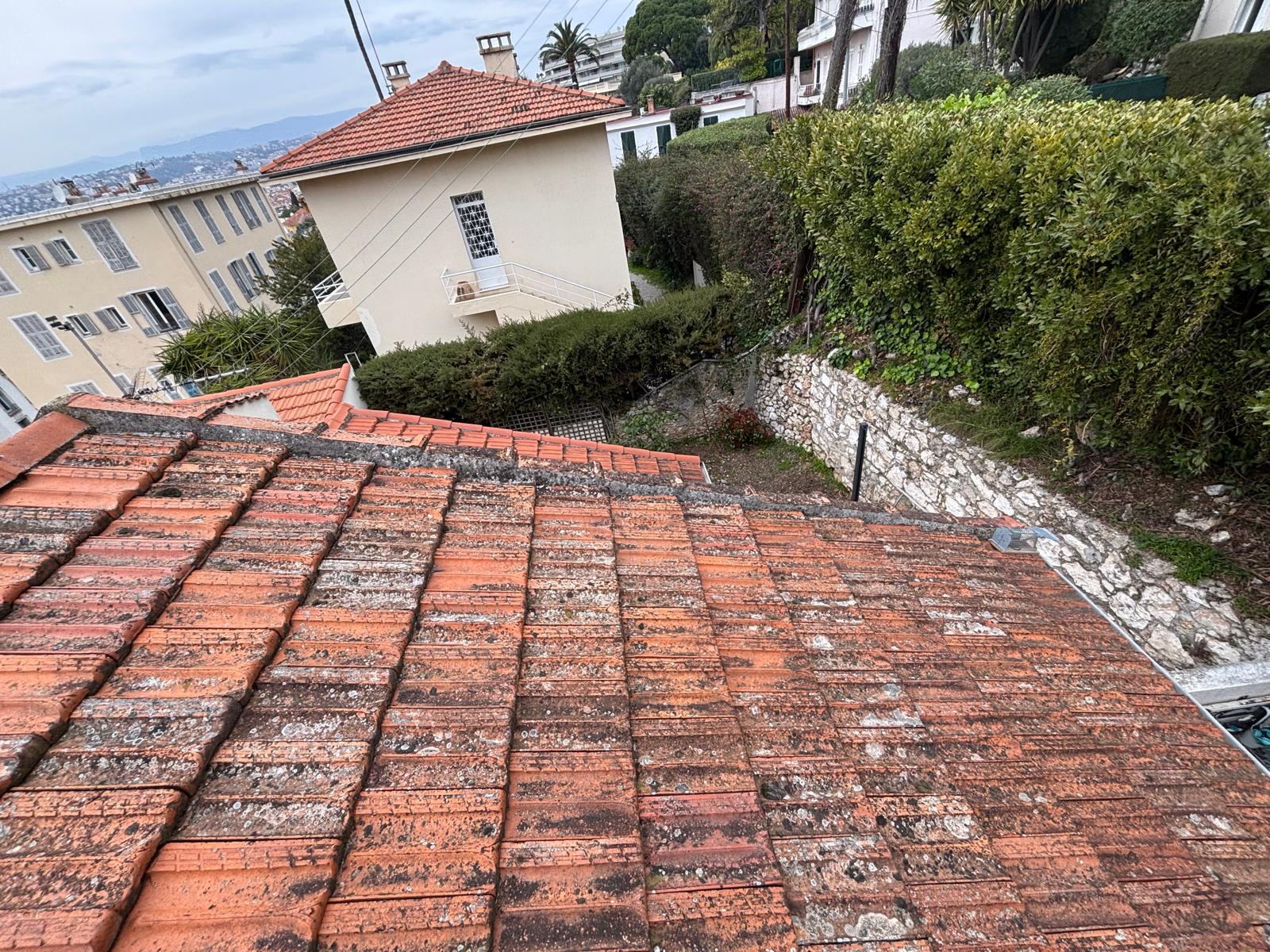 Toiture à renover par notre couvreur à Antibes