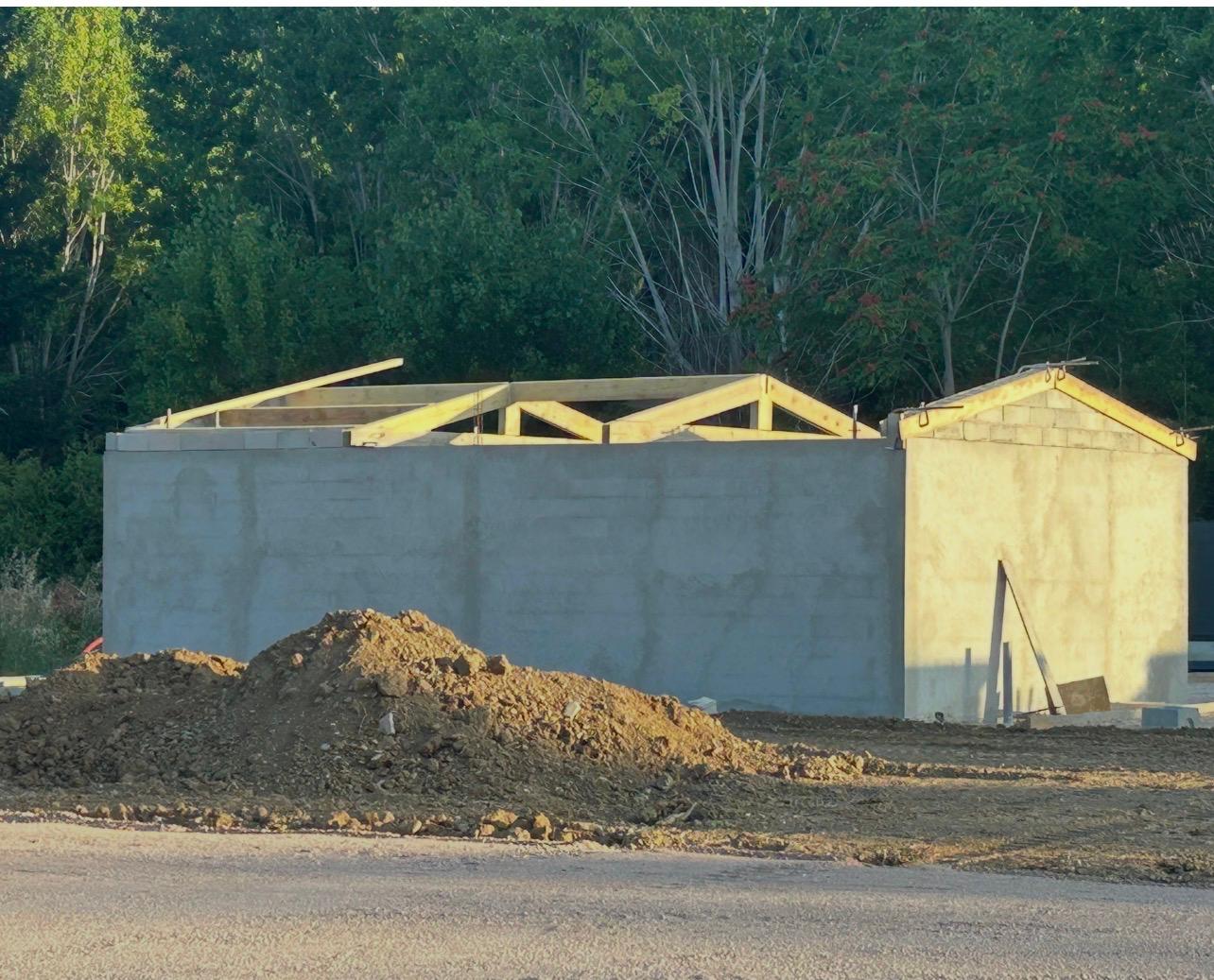 Réalisation d'une construction en cours par notre couvreur à Antibes
