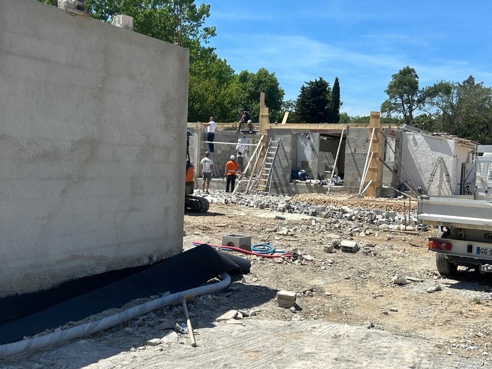 Travaux en cours pour la construction d'une toiture réalisé par notre couvreur Antibes